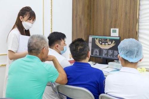 Nha khoa Valis Luxury: Nụ cười của cha mẹ là hạnh phúc của con