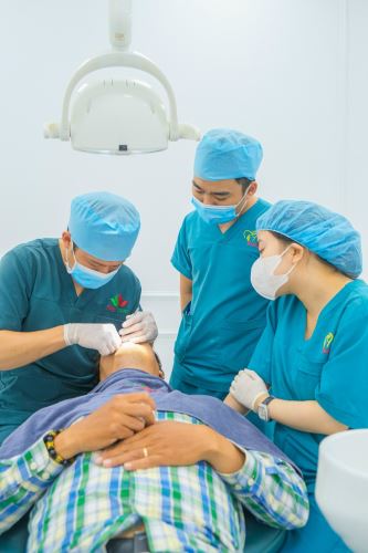 Bọc răng sứ có đau không nhỉ? Hãy cùng Valis Luxury cùng giải đáp nhé.