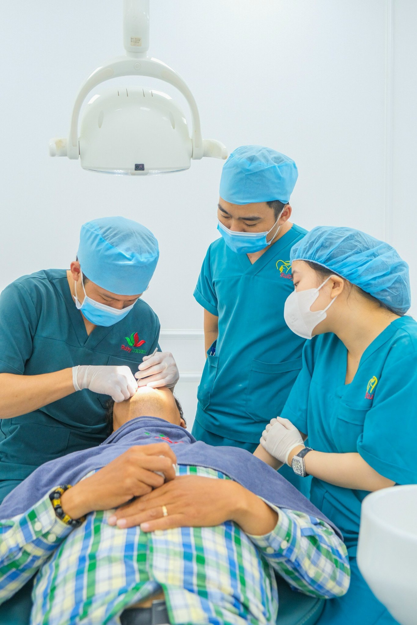 Bọc răng sứ có đau không nhỉ? Hãy cùng Valis Luxury cùng giải đáp nhé.